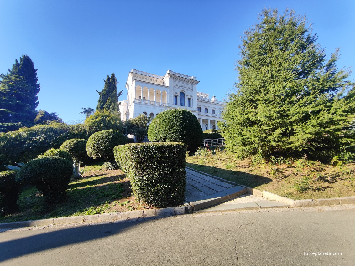 Дворцово-парковый ансамбль Ливадийского дворца. Территория парка-памятника садово-паркового искусства около Большого дворца.