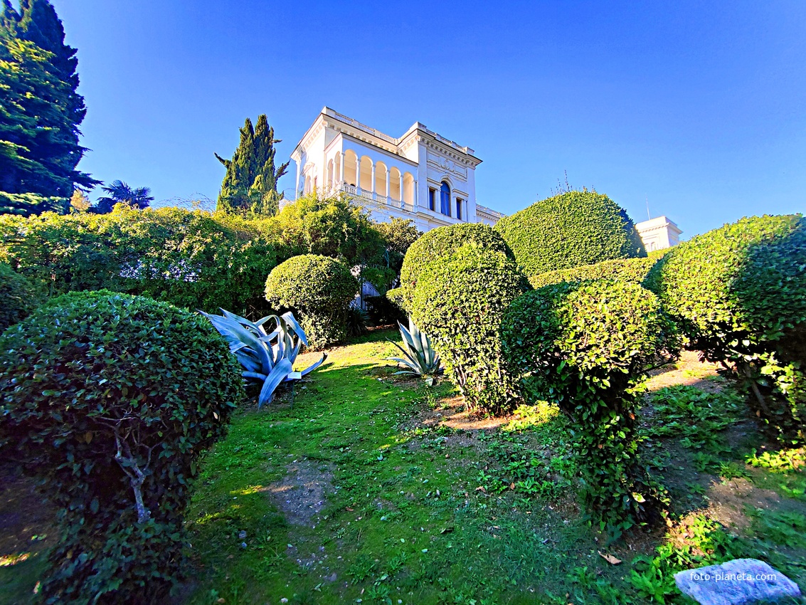 Дворцово-парковый ансамбль Ливадийского дворца. Территория парка-памятника садово-паркового искусства около Большого дворца.