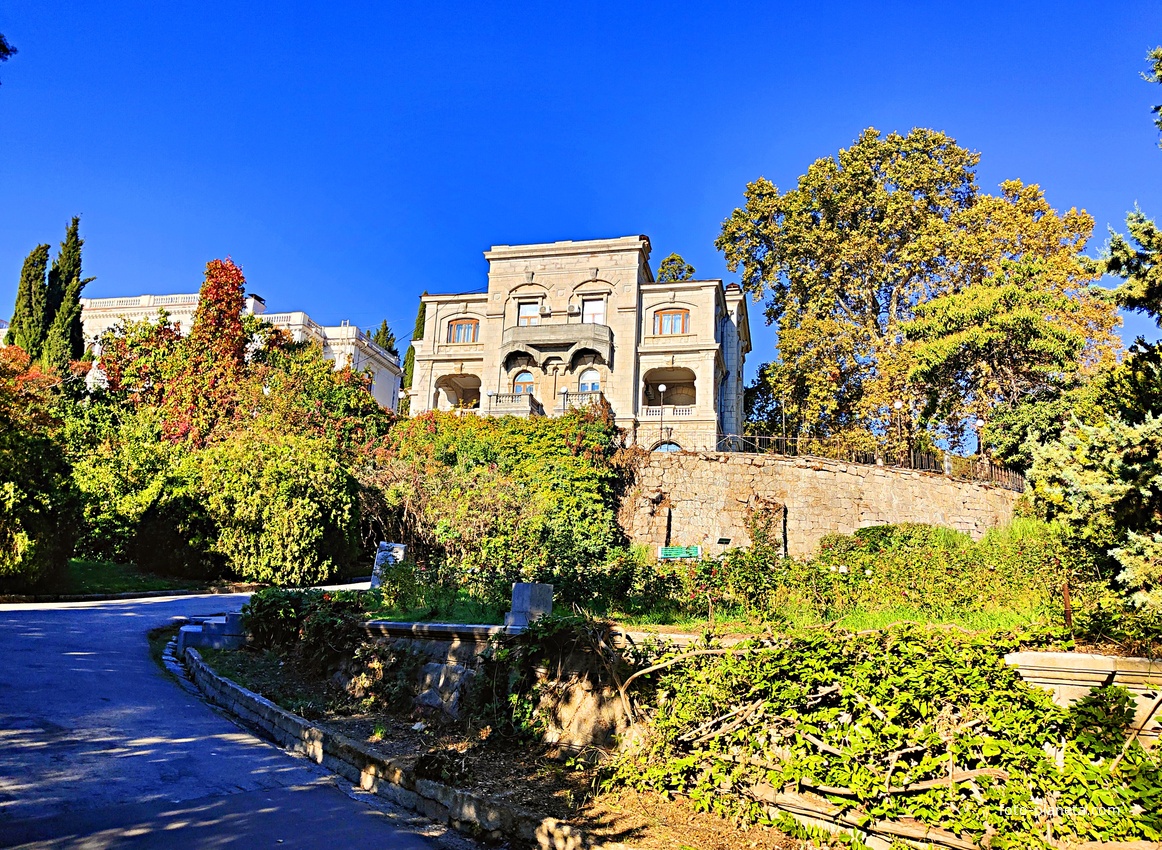 Дворцово-парковый ансамбль Ливадийского дворца. Парк-памятник садово-паркового искусства. Слева - Свитский (Пажеский) дом для проживания приближ. к царской семье особ, справа - дом барона В. Б. Фредерикса, последнего министра Императорского Двора.