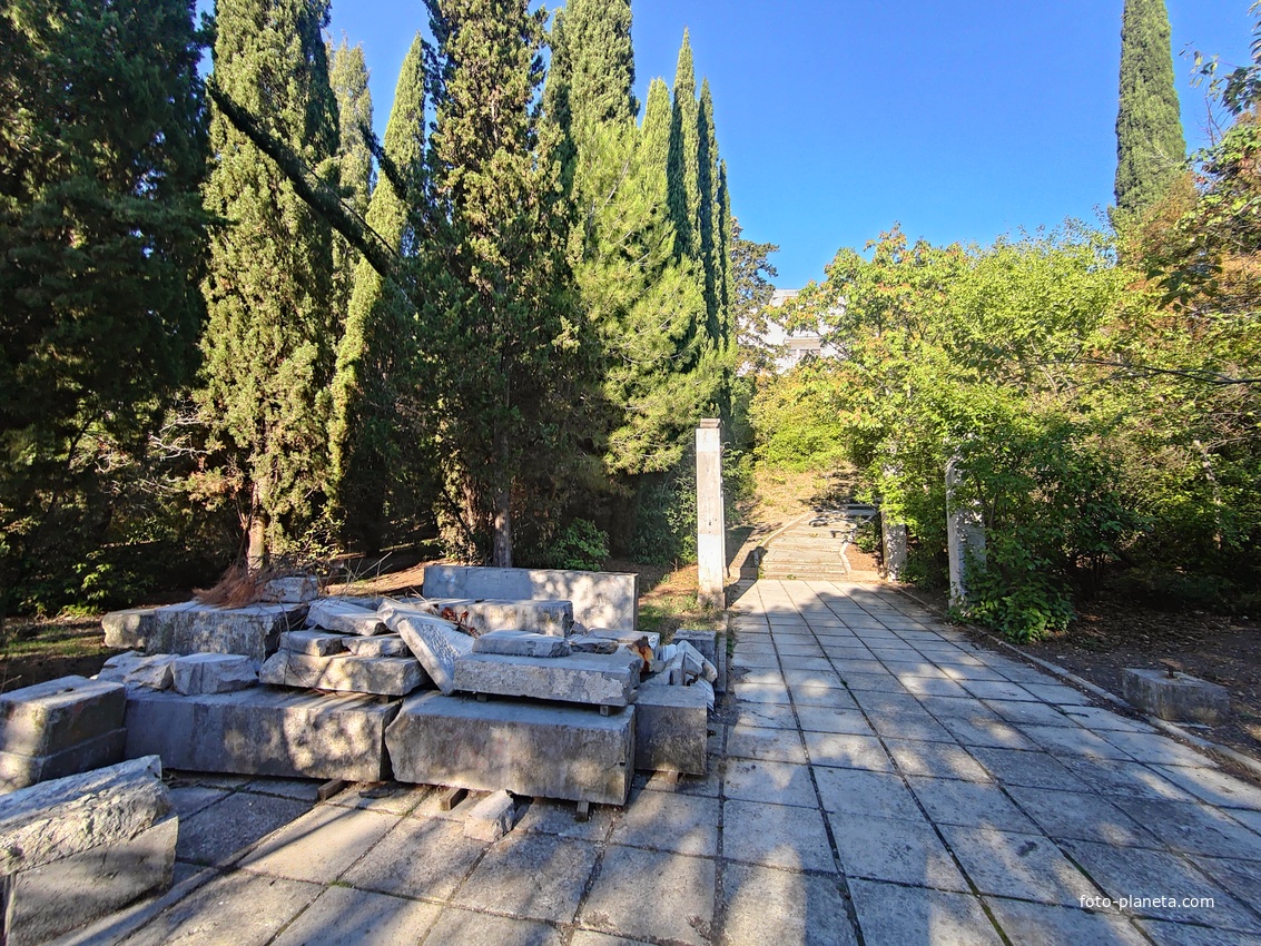 Дворцово-парковый ансамбль Ливадийского дворца. Парк-памятник садово-паркового искусства.