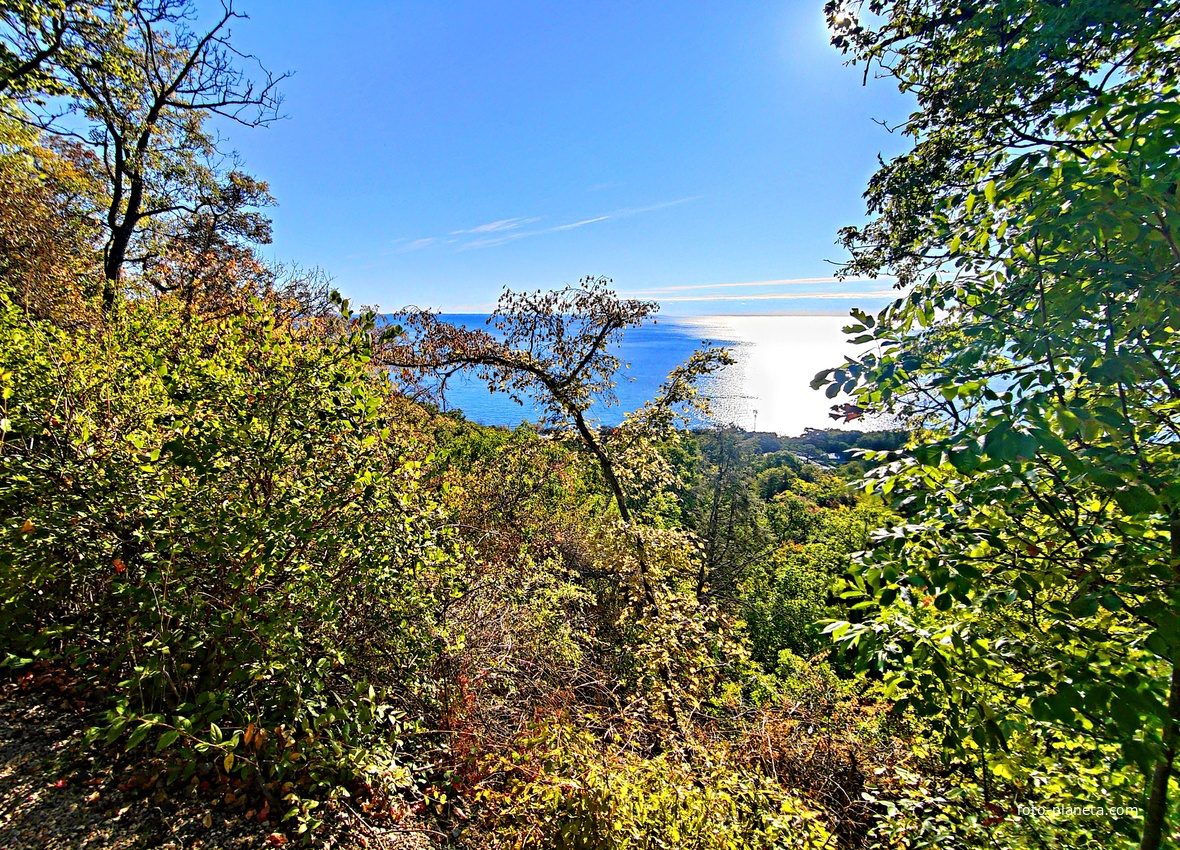 Царская, Горизонт., Солнеч. тропа вдоль ЮБК от Ливад. дворца до сан. им. Розы Люксембург в Гаспре. По ней гулял Николай II, потому – Царская. После революции -  Солнечная. Длина — 6,7 км; наклон — < 3° (поэтому гориз-я); высота над морем, — 133–203 м