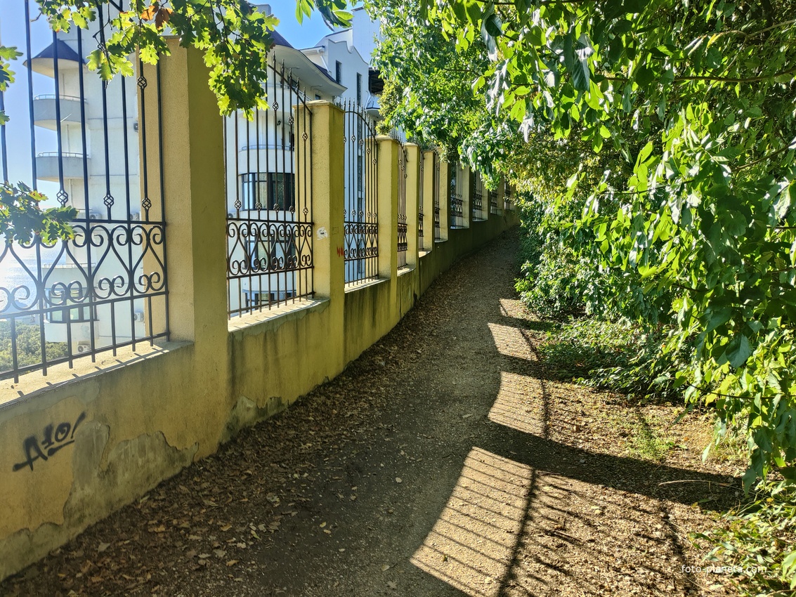 Царская, Горизонт., Солнеч. тропа вдоль ЮБК от Ливад. дворца до сан. им. Розы Люксембург в Гаспре. По ней гулял Николай II, потому – Царская. После революции -  Солнечная. Длина — 6,7 км; наклон — < 3° (поэтому гориз-я); высота над морем, — 133–203 м