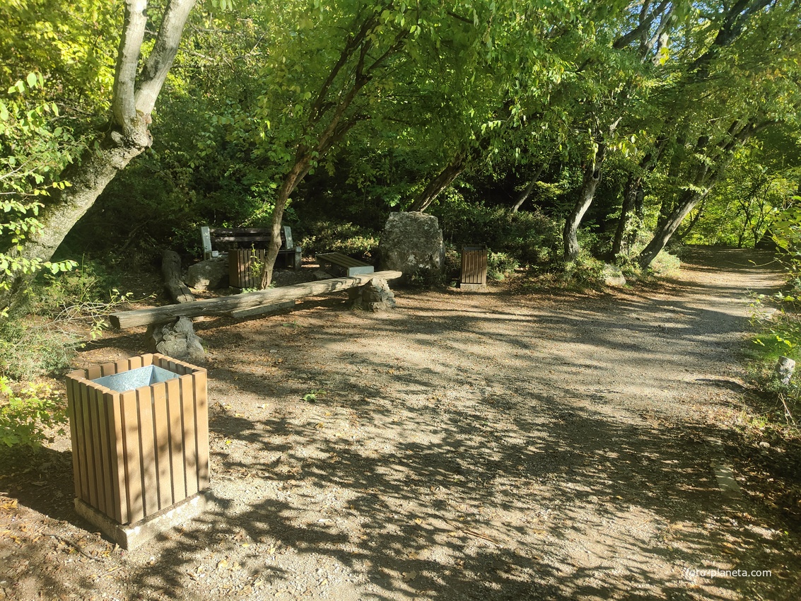 Царская, Горизонт., Солнеч. тропа вдоль ЮБК от Ливад. дворца до сан. им. Розы Люксембург в Гаспре. По ней гулял Николай II, потому – Царская. После революции -  Солнечная. Длина — 6,7 км; наклон — < 3° (поэтому гориз-я); высота над морем, — 133–203 м