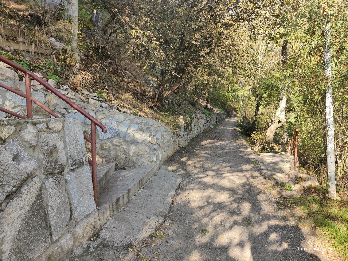 Царская, Горизонт., Солнеч. тропа вдоль ЮБК от Ливад. дворца до сан. им. Розы Люксембург в Гаспре. По ней гулял Николай II, потому – Царская. После революции -  Солнечная. Длина — 6,7 км; наклон — < 3° (поэтому гориз-я); высота над морем, — 133–203 м