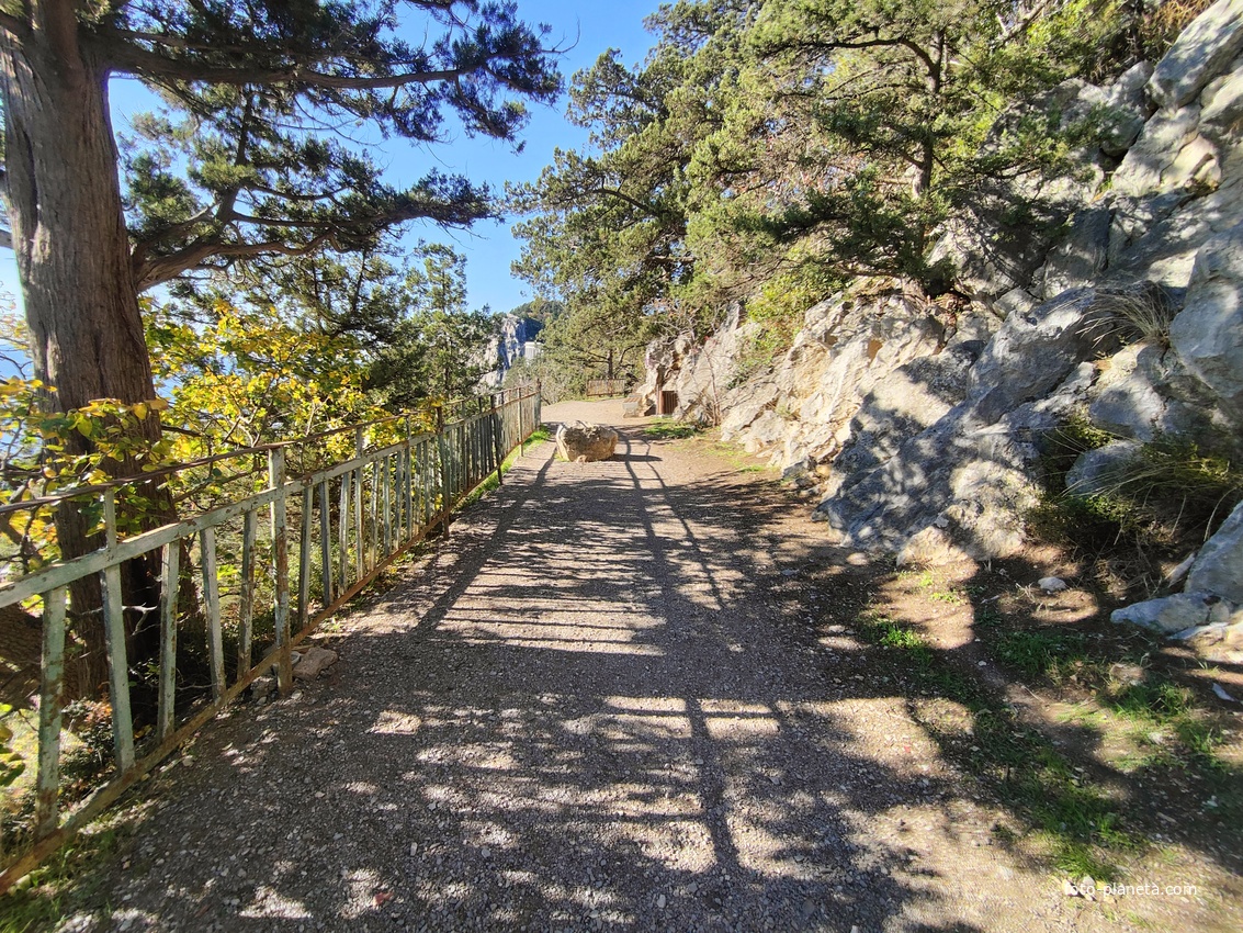 Царская, Горизонт., Солнеч. тропа вдоль ЮБК от Ливад. дворца до сан. им. Розы Люксембург в Гаспре. По ней гулял Николай II, потому – Царская. После революции -  Солнечная. Длина — 6,7 км; наклон — < 3° (поэтому гориз-я); высота над морем, — 133–203 м