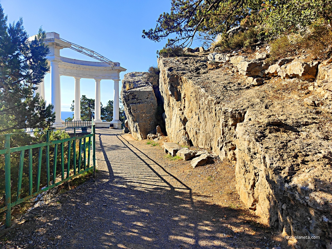 Царская, Горизонт., Солнеч. тропа вдоль ЮБК от Ливад. дворца до сан. им. Розы Люксембург в Гаспре. Длина — 6,7 км; наклон — < 3° (потому гориз-я); высота над морем, — 133–203 м. Полуротонда на скальном уступе южного склона г. Урьянда (Крестовая).