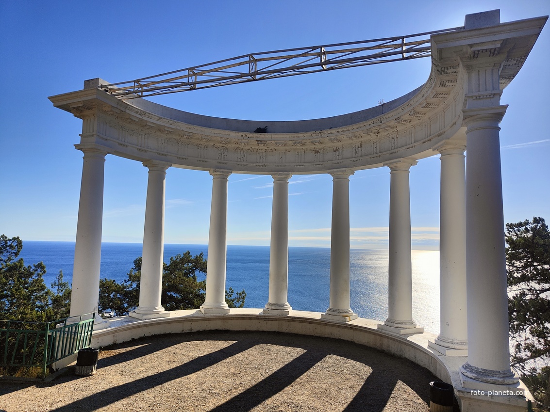 На Царской (Солнечной) тропе. Вид на акваторию и полуротонду на скальном уступе южного склона горы  Урьянда (Ореанда-Исар или Крестовая). Автор проекта полуротонды - архитектор Алексей Александрович Авдеев.