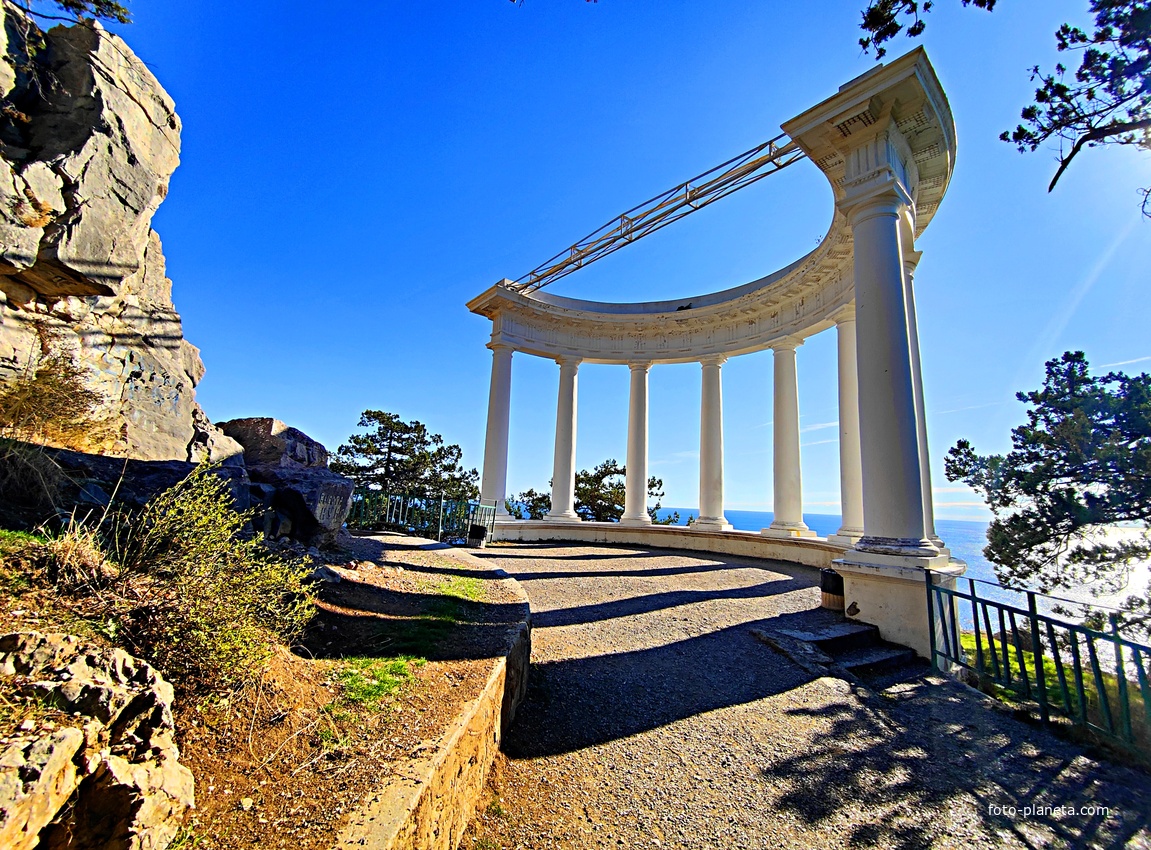 На Царской (Солнечной) тропе. Вид на акваторию и полуротонду на скальном уступе южного склона горы Урьянда (Ореанда-Исар или Крестовая). Автор проекта полуротонды - архитектор Алексей Александрович Авдеев.