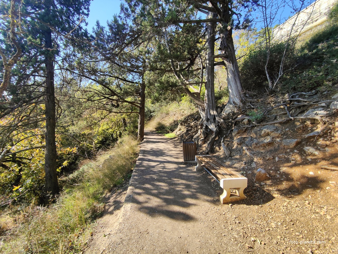 Царская, Горизонт., Солнеч. тропа вдоль ЮБК от Ливад. дворца до сан. им. Розы Люксембург в Гаспре. По ней гулял Николай II, потому – Царская. После революции -  Солнечная. Длина — 6,7 км; наклон — < 3° (поэтому гориз-я); высота над морем, — 133–203 м