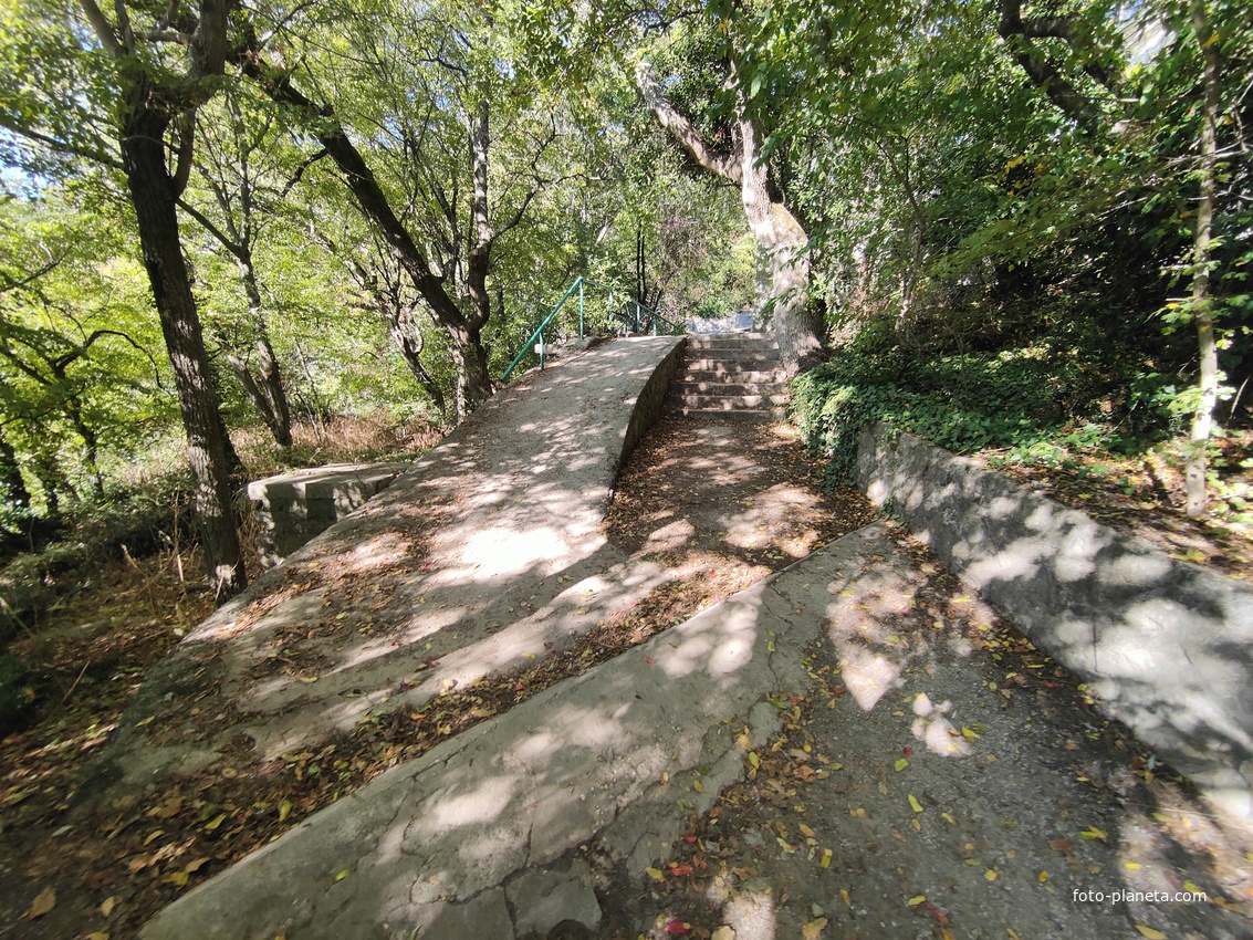 Царская, Горизонт., Солнеч. тропа вдоль ЮБК от Ливад. дворца до сан. им. Розы Люксембург в Гаспре. По ней гулял Николай II, потому – Царская. После революции -  Солнечная. Длина — 6,7 км; наклон — < 3° (поэтому гориз-я); высота над морем, — 133–203 м