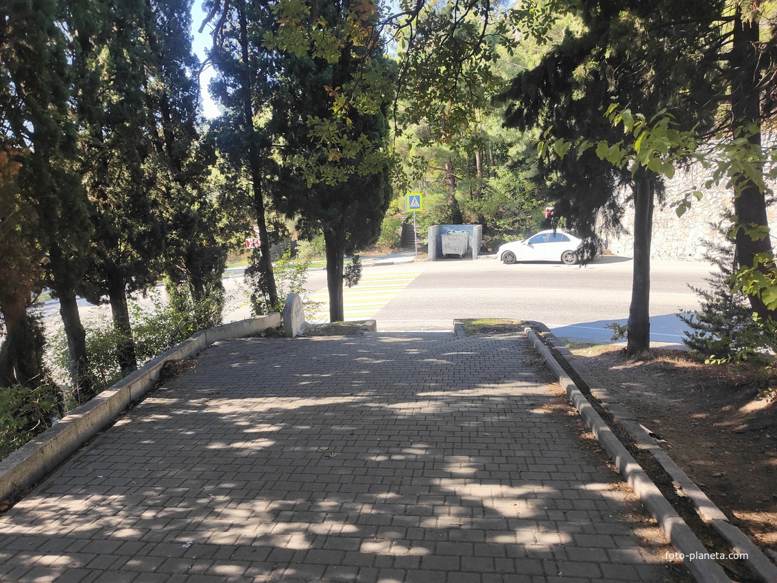 Царская, Горизонт., Солнеч. тропа вдоль ЮБК от Ливад. дворца до сан. им. Розы Люксембург в Гаспре. Длина — 6,7 км; наклон — < 3° (поэтому гориз-я); высота над морем, — 133–203 м. Переход тропы через Алупкинское шоссе в пос. Ореанда.