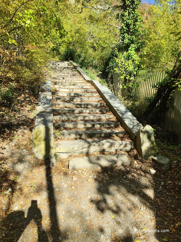 Царская, Горизонт., Солнеч. тропа вдоль ЮБК от Ливад. дворца до сан. им. Розы Люксембург в Гаспре. По ней гулял Николай II, потому – Царская. После революции -  Солнечная. Длина — 6,7 км; наклон — < 3° (поэтому гориз-я); высота над морем, — 133–203 м