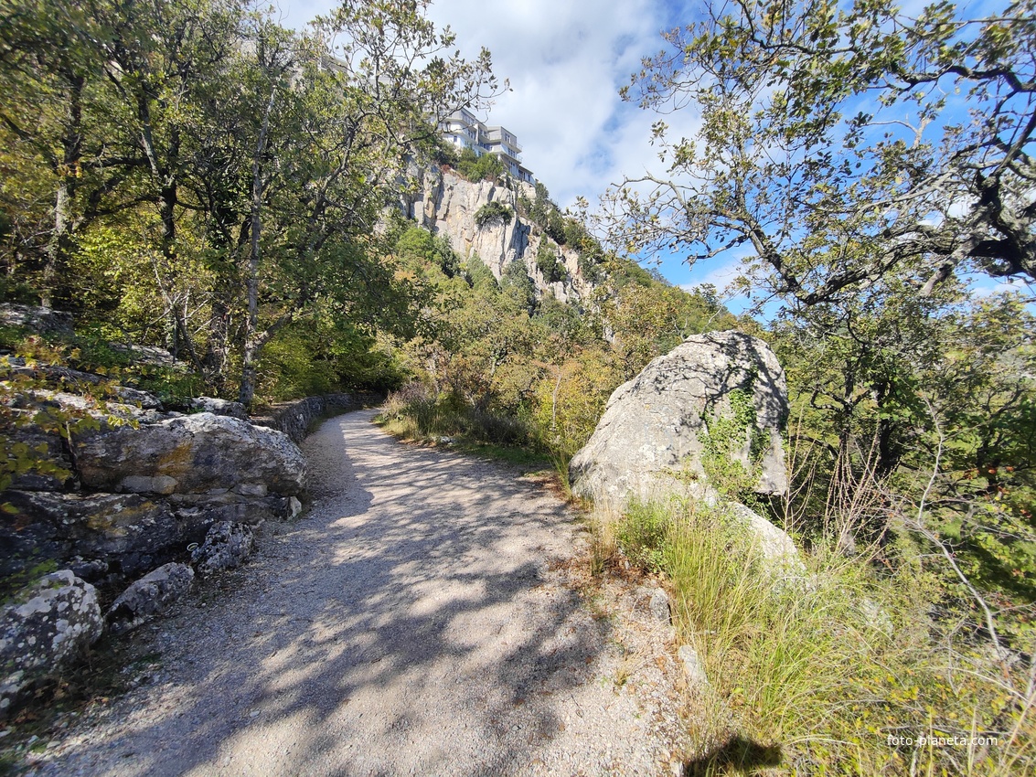 Царская (Горизонтальная, Солнечная) тропа по ЮБК от Ливадийского дворца до сан. им. Розы Люксембург в Гаспре. Длина — 6,7 км; наклон — < 3° (поэтому горизонтальная); высота над морем, — 133–203 м. Сверху - Стройгородок.
