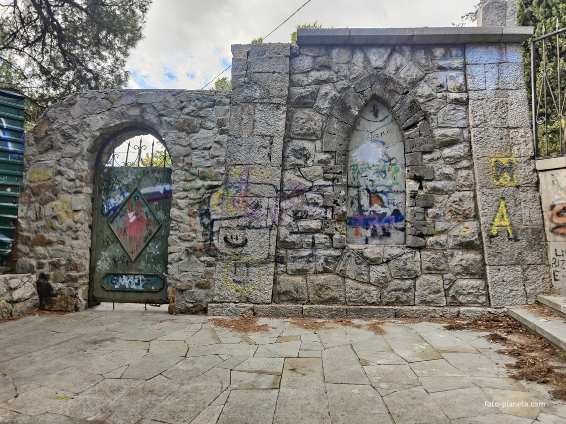 Царская (Горизонтальная, Солнечная) тропа по ЮБК от Ливадийского дворца до сан. им. Розы Люксембург в Гаспре. Длина — 6,7 км; наклон — < 3° (поэтому горизонтальная); высота над морем, — 133–203 м. Окончание тропы у сан. им. Розы Люксембург.