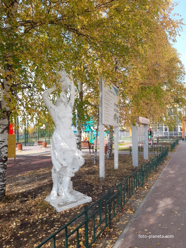 Скульптура ."Мать и дитя"