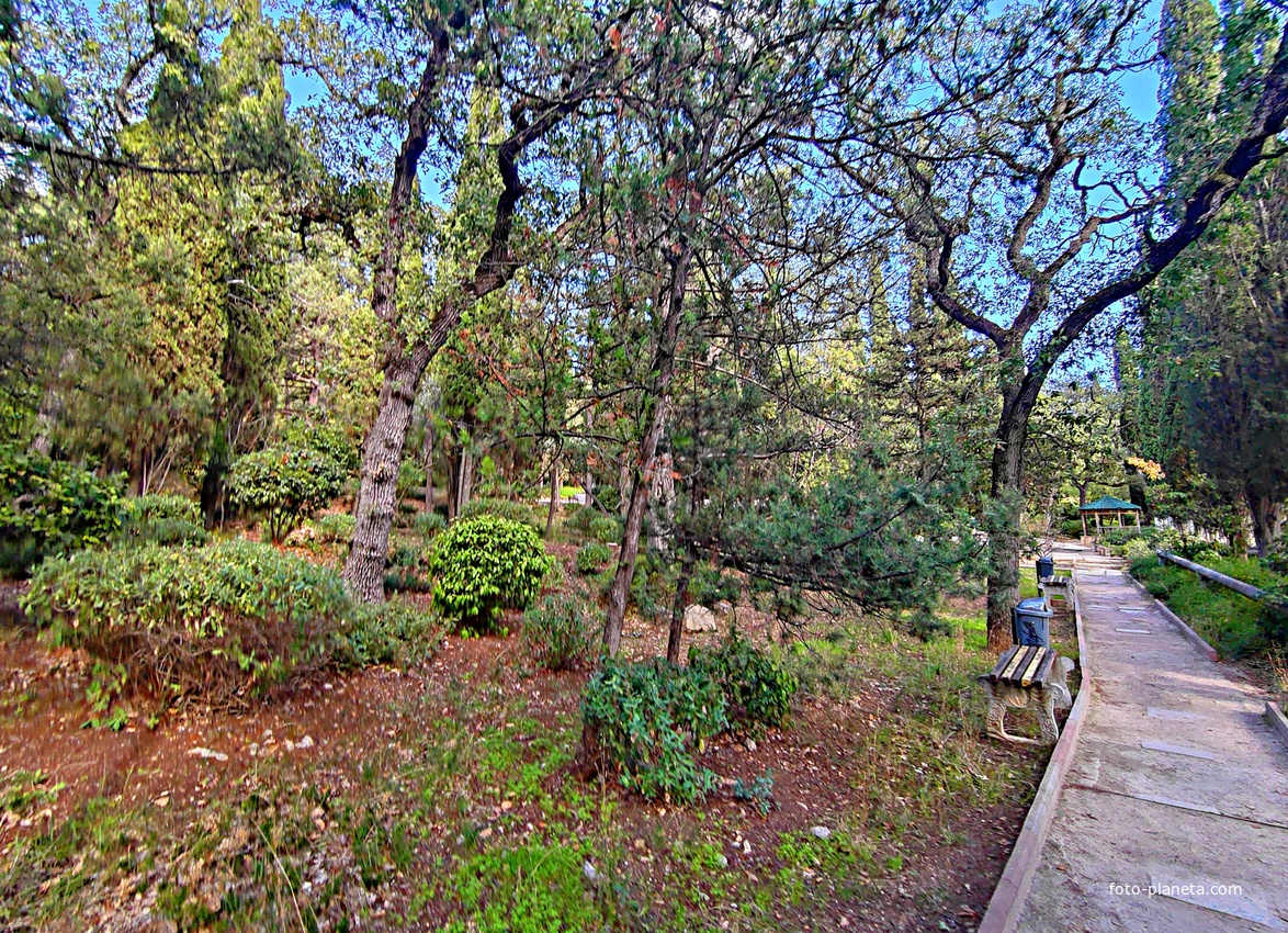 Парк Мурад-Авур  (проект Н. П. Краснова 1913–1916 гг.) - бывшая усадьба ген.-майора Н. Н. Комстадиуса.  На месте леса между оставшимися деревьями посадили 300 пирамидальных кипарисов и 50 саженцев других пород. До 2011г. - террит. санатория «Марат».