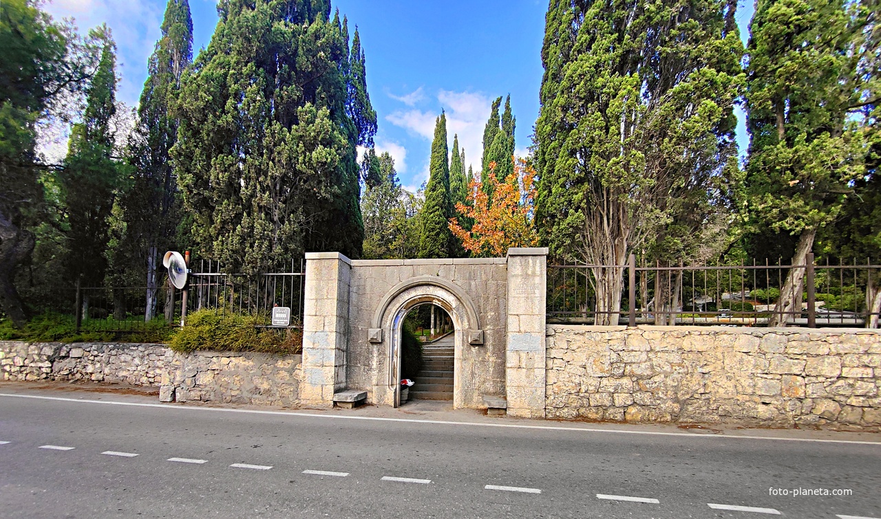 Вход в парк Мурад-Авур (проект Н. П. Краснова 1913–1916 гг.) - бывш. усадьба ген.-майора Н. Н. Комстадиуса.  На месте леса между оставшимися деревьями посадили 300 пирамид. кипарисов и 50 саженцев других пород. До 2011г. - террит. санатория «Марат».