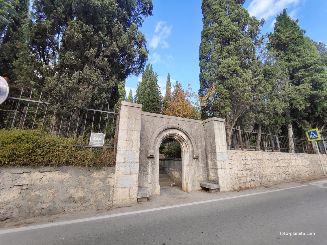 Вход в парк Мурад-Авур (проект Н. П. Краснова 1913–1916 гг.) - бывш. усадьба ген.-майора Н. Н. Комстадиуса.  На месте леса между оставшимися деревьями посадили 300 пирамид. кипарисов и 50 саженцев других пород. До 2011г. - террит. санатория «Марат».