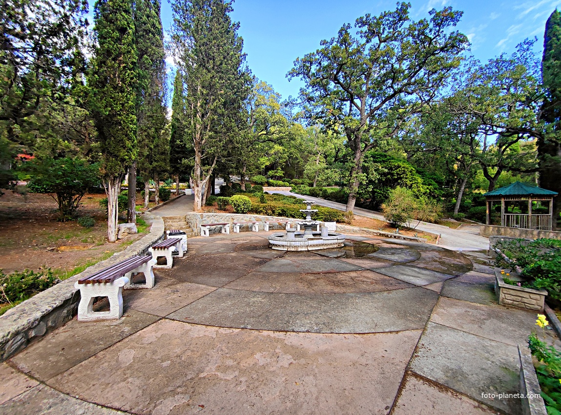 Парк Мурад-Авур  (проект Н. П. Краснова 1913–1916 гг.) - бывшая усадьба ген.-майора Н. Н. Комстадиуса.  На месте леса между оставшимися деревьями посадили 300 пирамидальных кипарисов и 50 саженцев других пород. До 2011г. - террит. санатория «Марат».