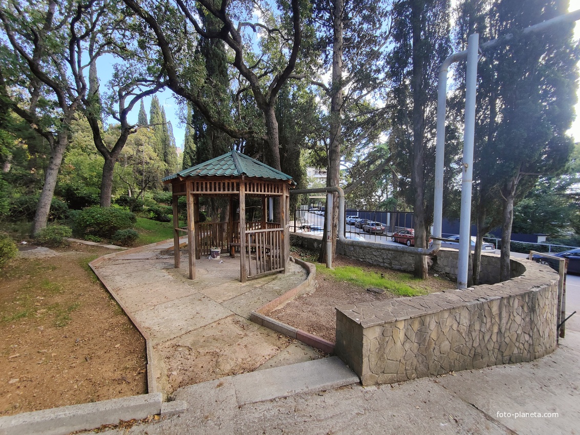 Парк Мурад-Авур  (проект Н. П. Краснова 1913–1916 гг.) - бывшая усадьба ген.-майора Н. Н. Комстадиуса.  На месте леса между оставшимися деревьями посадили 300 пирамидальных кипарисов и 50 саженцев других пород. До 2011г. - террит. санатория «Марат».