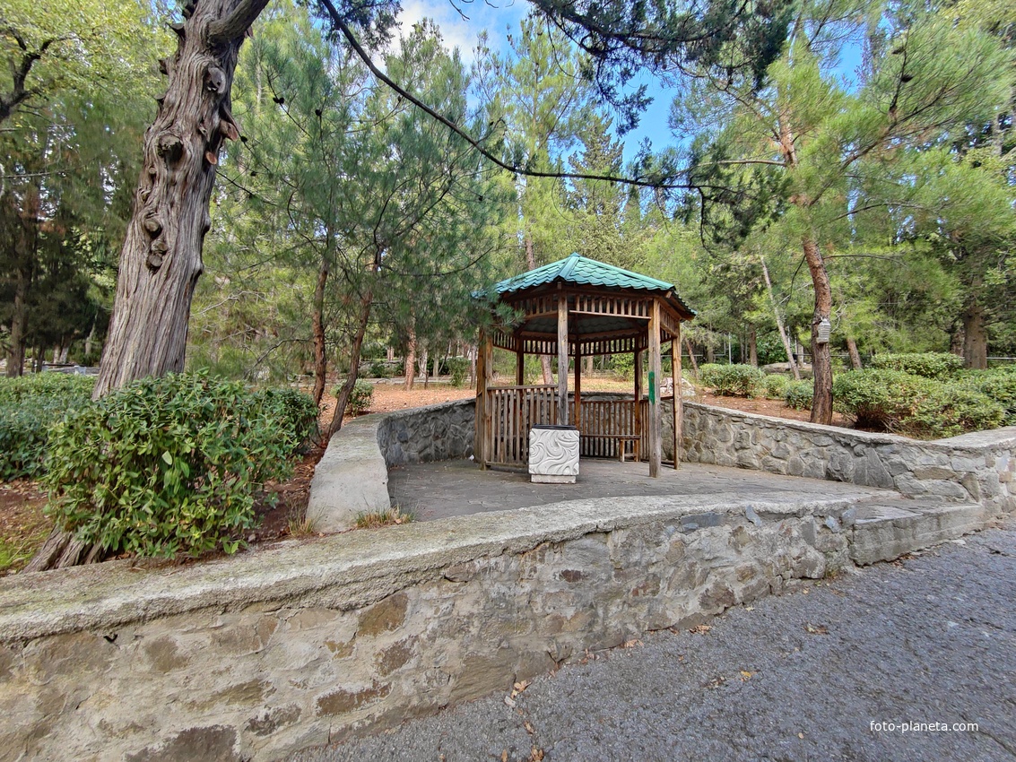 Парк Мурад-Авур  (проект Н. П. Краснова 1913–1916 гг.) - бывшая усадьба ген.-майора Н. Н. Комстадиуса.  На месте леса между оставшимися деревьями посадили 300 пирамидальных кипарисов и 50 саженцев других пород. До 2011г. - террит. санатория «Марат».