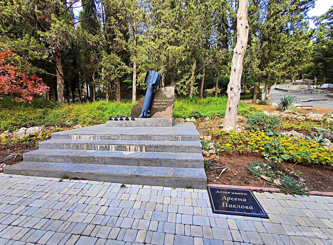 Аллея А. Павлова парка Мурад-Авур (проект Н. П. Краснова 1913–1916 гг.) - бывш. усадьба ген.-м-ра Н. Н. Комстадиуса.  На месте леса между оставш-ся деревьями посадили 300 пирамид. кипарисов и 50 других саженцев. До 2011г. - террит. санатория «Марат».