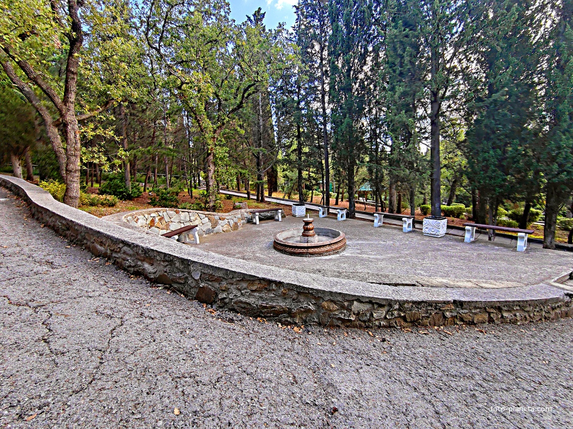 Парк Мурад-Авур (проект Н. П. Краснова 1913–1916 гг.) - бывш. усадьба ген.-м-ра Н. Н. Комстадиуса.  На месте леса между оставш-ся деревьями посадили 300 пирамид. кипарисов и 50 других саженцев. До 2011г. - террит. санатория «Марат».