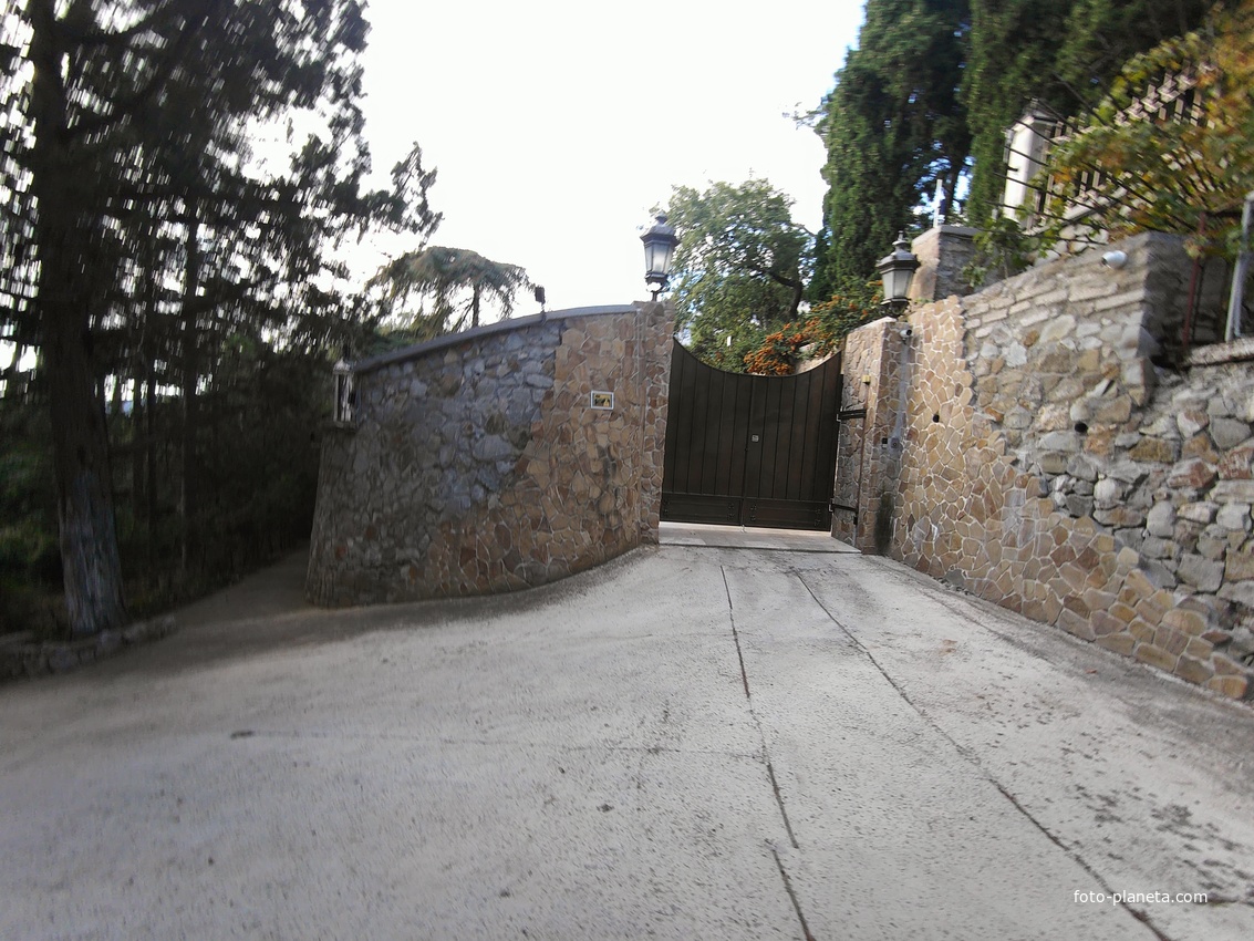 На территории парка Мурад-Авур (проект Н. П. Краснова 1913–1916 гг.) - бывш. усадьба ген.-м-ра Н. Н. Комстадиуса.  На месте леса между оставш-ся деревьями посадили 300 пирамид. кипарисов и 50 других саженцев. До 2011г. - террит. санатория «Марат».