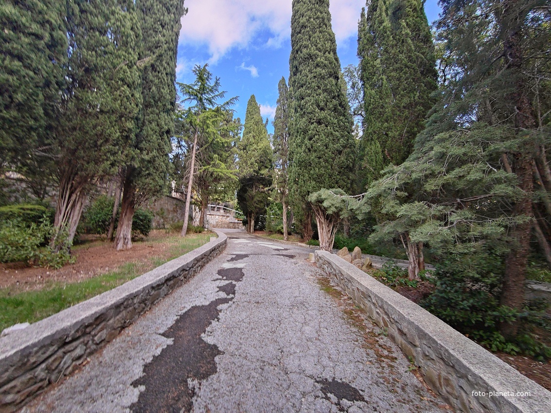 Парк Мурад-Авур (проект Н. П. Краснова 1913–1916 гг.) - бывш. усадьба ген.-м-ра Н. Н. Комстадиуса.  На месте леса между оставш-ся деревьями посадили 300 пирамид. кипарисов и 50 других саженцев. До 2011г. - террит. санатория «Марат».