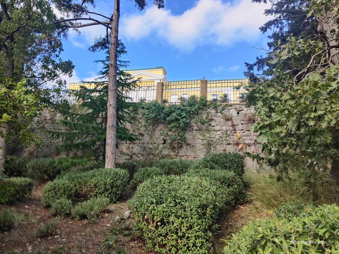 На территории парка Мурад-Авур (проект Н. П. Краснова 1913–1916 гг.) - бывш. усадьба ген.-м-ра Н. Н. Комстадиуса.  На месте леса между оставш-ся деревьями посадили 300 пирамид. кипарисов и 50 других саженцев. До 2011г. - террит. санатория «Марат».