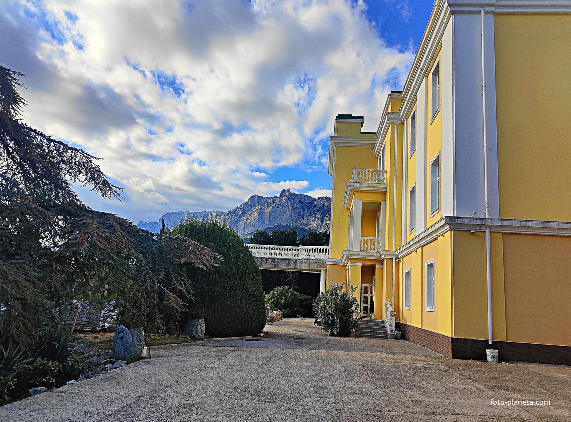 Дворец Мурад-Авур - бывший особняк генерал-майора Николая Николаевича Комстадиуса.  Построен в 1909–1911 гг. по проекту Н. П. Краснова.