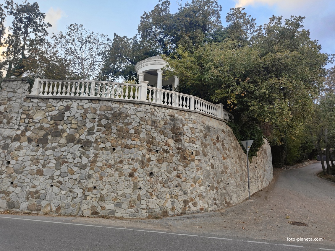 Ротонда на Севастопольском шоссе в районе авт. ост. "Городская больница" и отворота в посёлок.