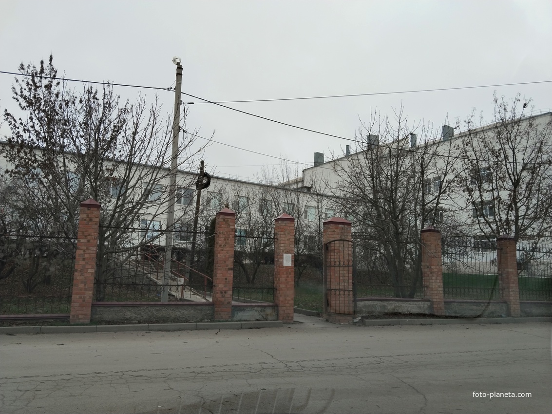 Вход в ЦРБ со стоянки.
