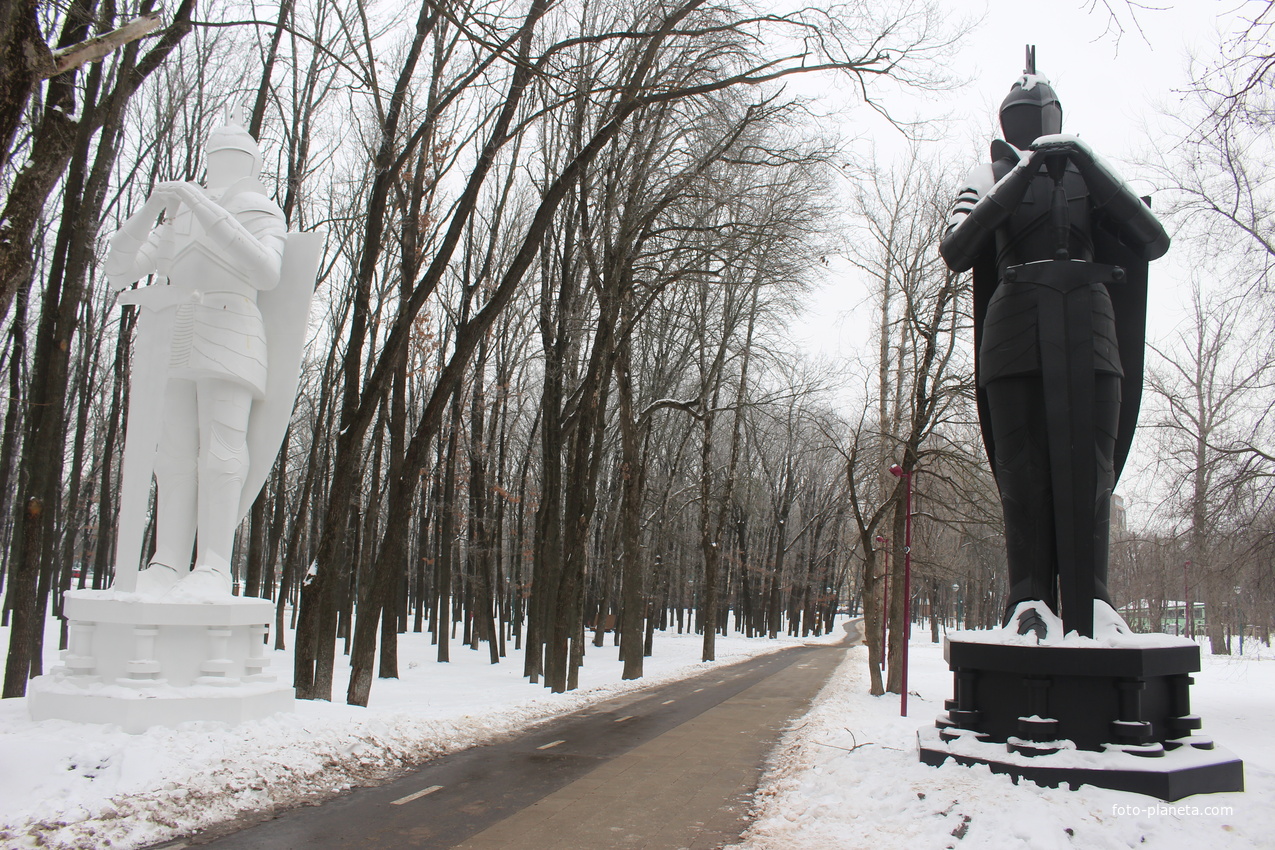 Рыцари на одной из аллей парка (2026).