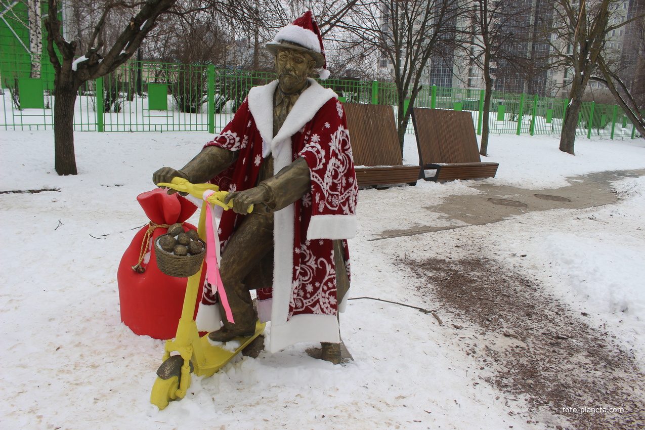Памятник Ивану Мичурину в новогоднем прикиде.