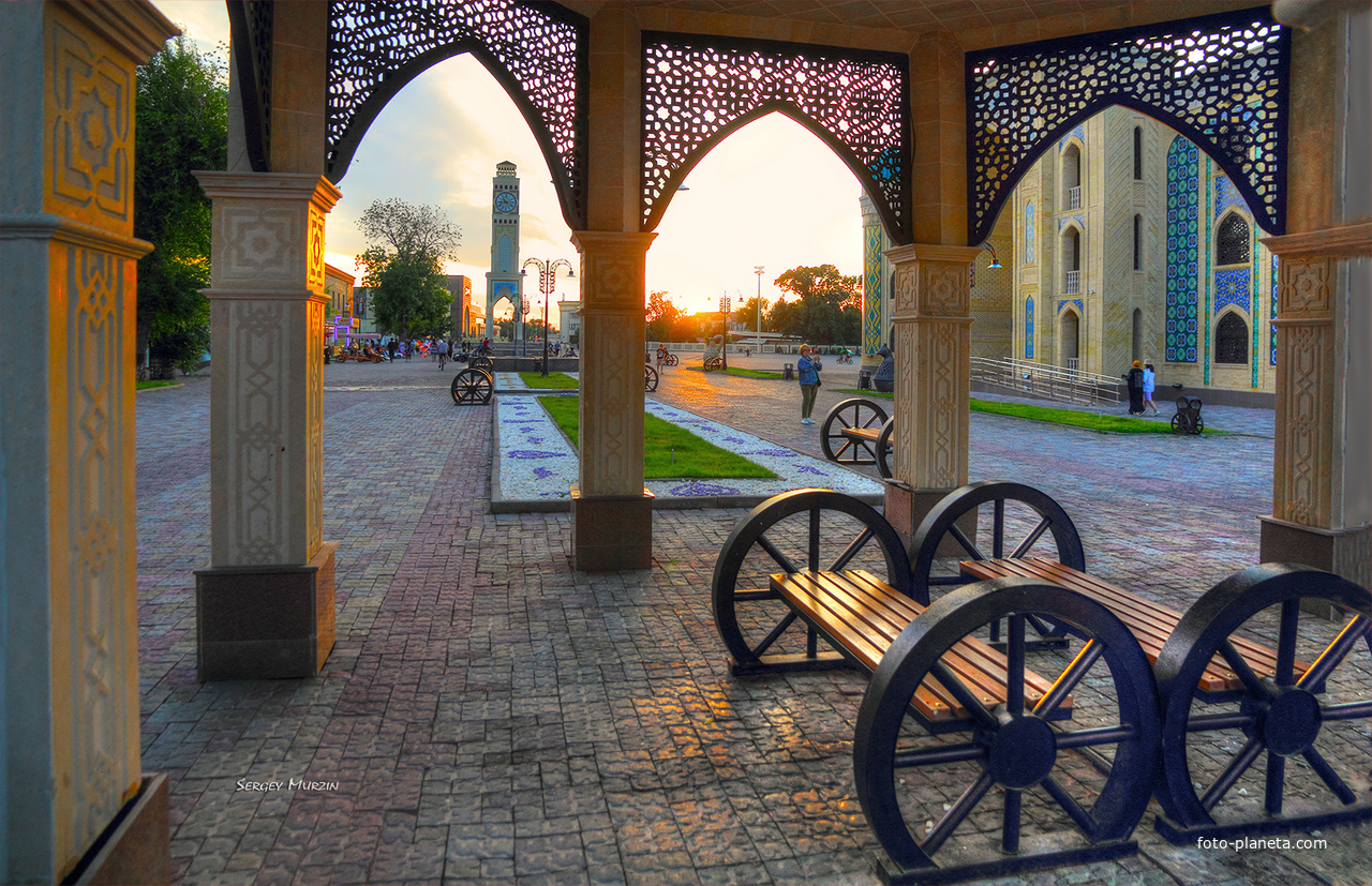 Тараз.  Вечер. Пешеходная улица. Историко-культурный комплекс "Древний Тараз"