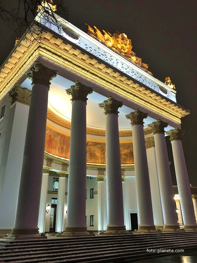 Центральный фасад <<Дворца Госуслуг>> (ранее павильон <<РСФСР>> в стиле сталинского ампира)