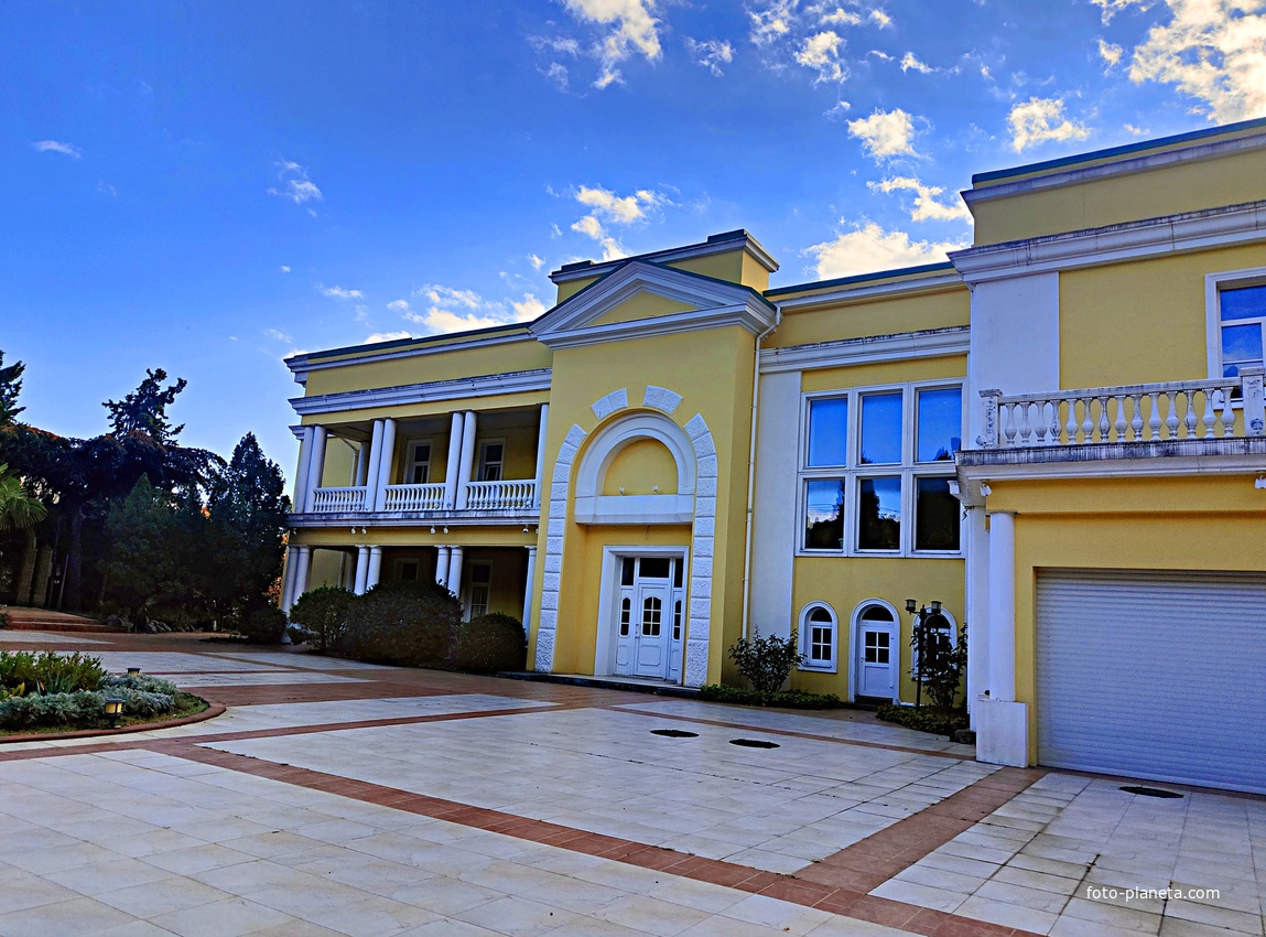 Дворец Мурад-Авур - бывший особняк генерал-майора Николая Николаевича Комстадиуса.  Построен в 1909–1911 гг. по проекту Н. П. Краснова.