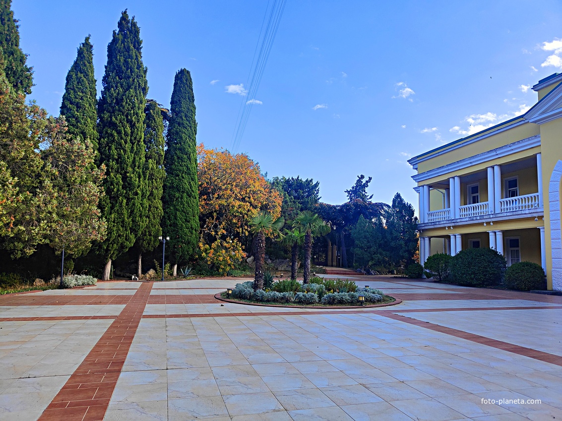 Дворец Мурад-Авур - бывший особняк генерал-майора Николая Николаевича Комстадиуса.  Построен в 1909–1911 гг. по проекту Н. П. Краснова.