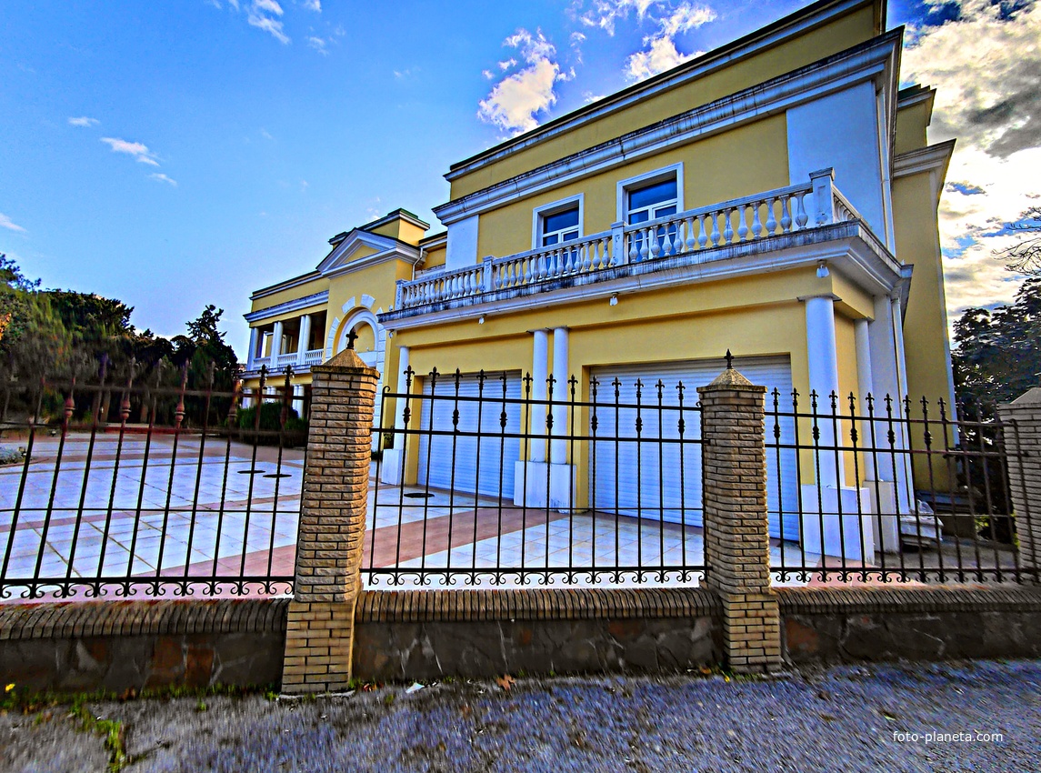 Дворец Мурад-Авур - бывший особняк генерал-майора Николая Николаевича Комстадиуса.  Построен в 1909–1911 гг. по проекту Н. П. Краснова.