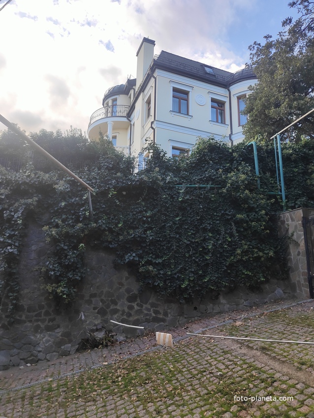 На территории посёлка.