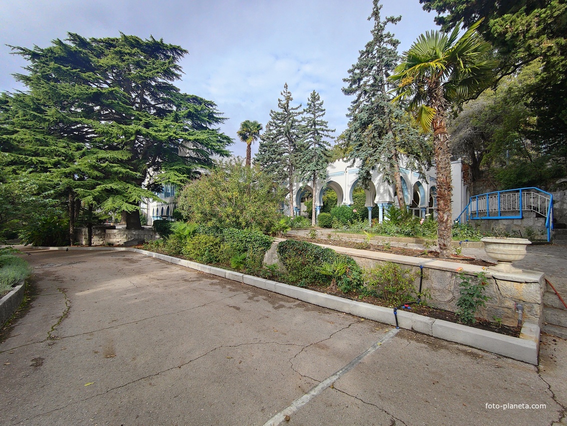 Парк "Дюльбер". Разбит в конце XIX в. Инициатор парка - велик. князь Петр Николаевич Романов. Проект всего дворцово-паркового ансамбля с учётом эскизов Романова разработал ялт. арх. Н. П. Краснов, высажен с участием  крымского садовода Л. Кремера.