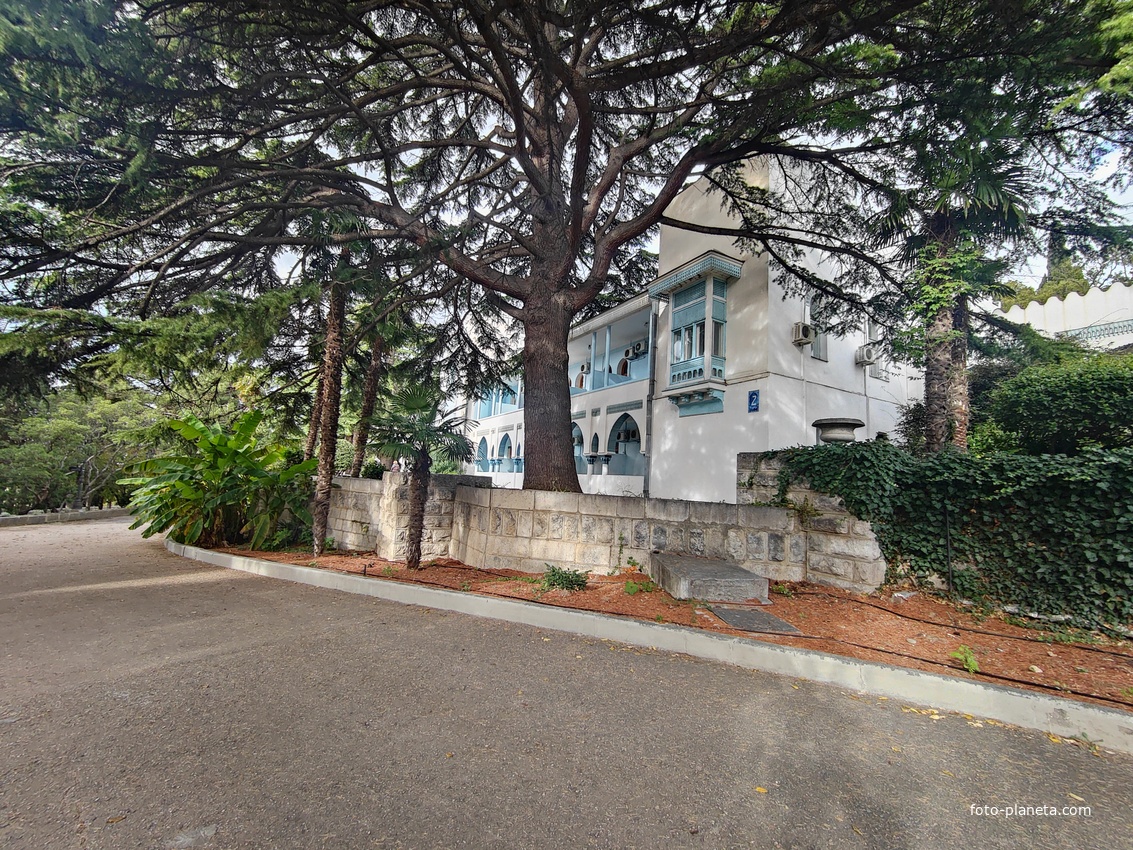 Парк "Дюльбер". Разбит в к. XIX в. Инициатор - велик. князь П. Н. Романов. Проект дворц.-парк. ансамбля с учётом эскизов Романова разраб. ялт. арх. Н. П. Краснов, высажен с участ.  крым. садовода Л. Кремера. Корпус 2 постройки 1938г. в стиле дворца.