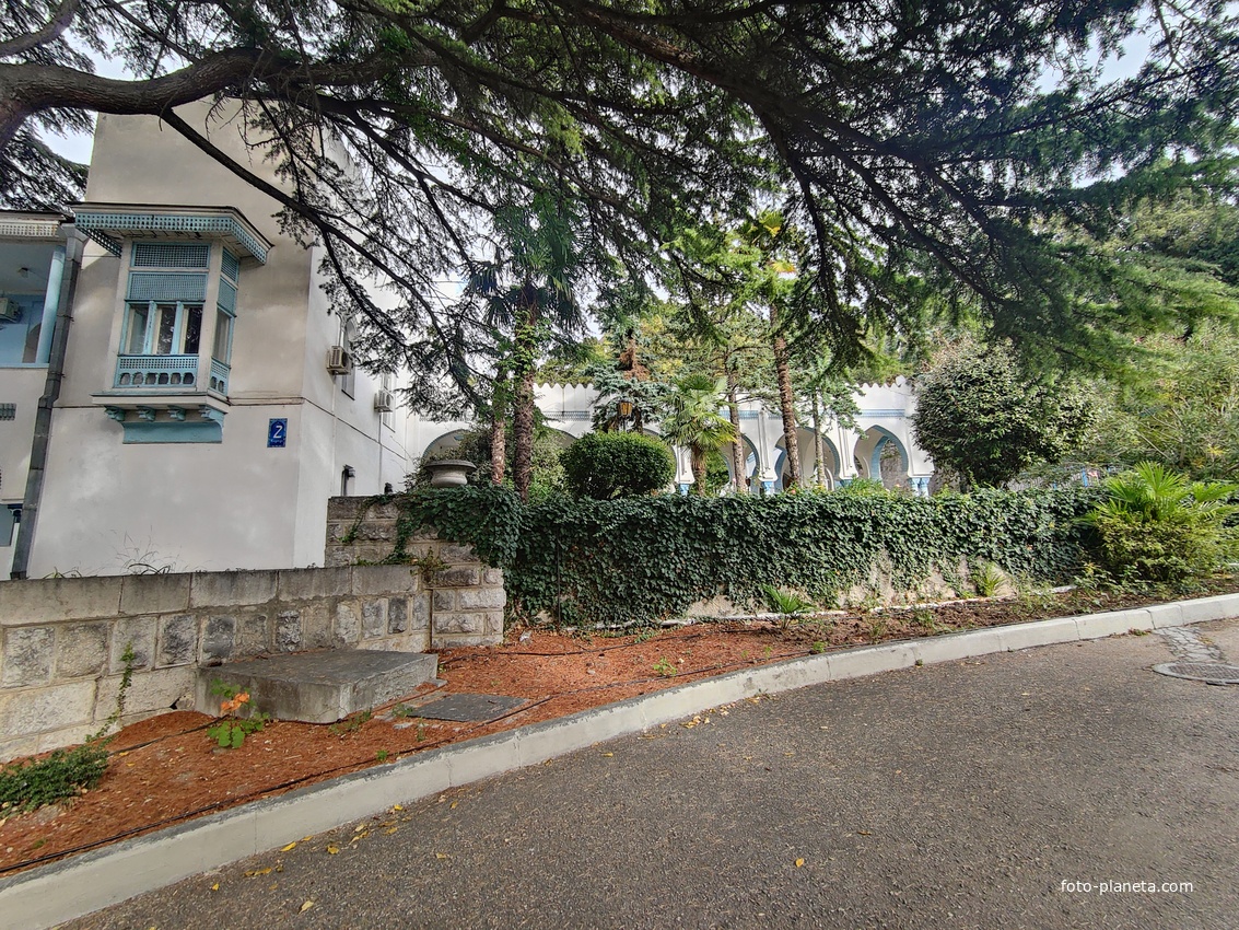 Парк "Дюльбер". Разбит в к. XIX в. Инициатор - велик. князь П. Н. Романов. Проект дворц.-парк. ансамбля с учётом эскизов Романова разраб. ялт. арх. Н. П. Краснов, высажен с участ.  крым. садовода Л. Кремера. Корпус 2 постройки 1938г. в стиле дворца.