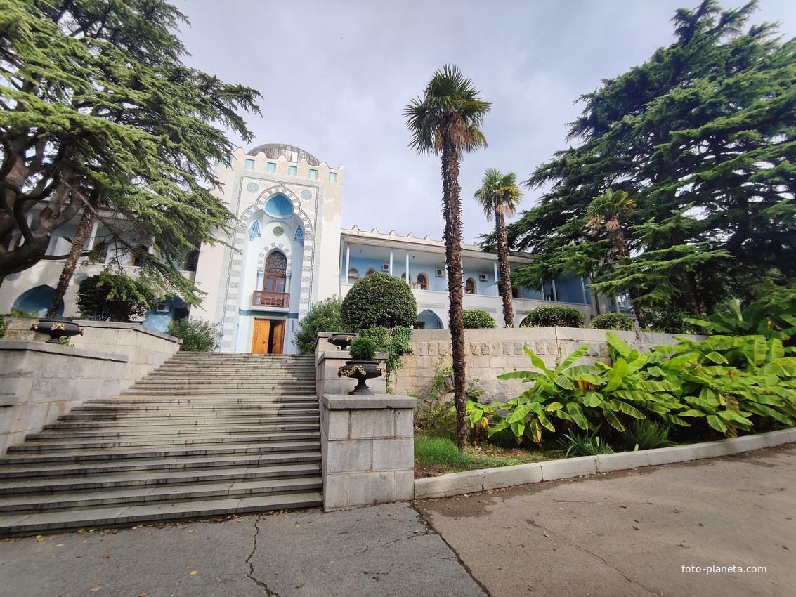 Парк "Дюльбер". Разбит в к. XIX в. Инициатор - велик. князь П. Н. Романов. Проект дворц.-парк. ансамбля с учётом эскизов Романова разраб. ялт. арх. Н. П. Краснов, высажен с участ.  крым. садовода Л. Кремера. Корпус 2 постройки 1938г. в стиле дворца.