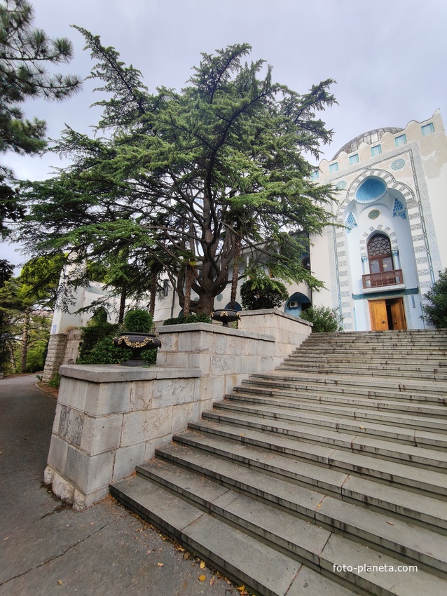 Парк "Дюльбер". Разбит в к. XIX в. Инициатор - велик. князь П. Н. Романов. Проект дворц.-парк. ансамбля с учётом эскизов Романова разраб. ялт. арх. Н. П. Краснов, высажен с участ.  крым. садовода Л. Кремера. Корпус 2 постройки 1938г. в стиле дворца.