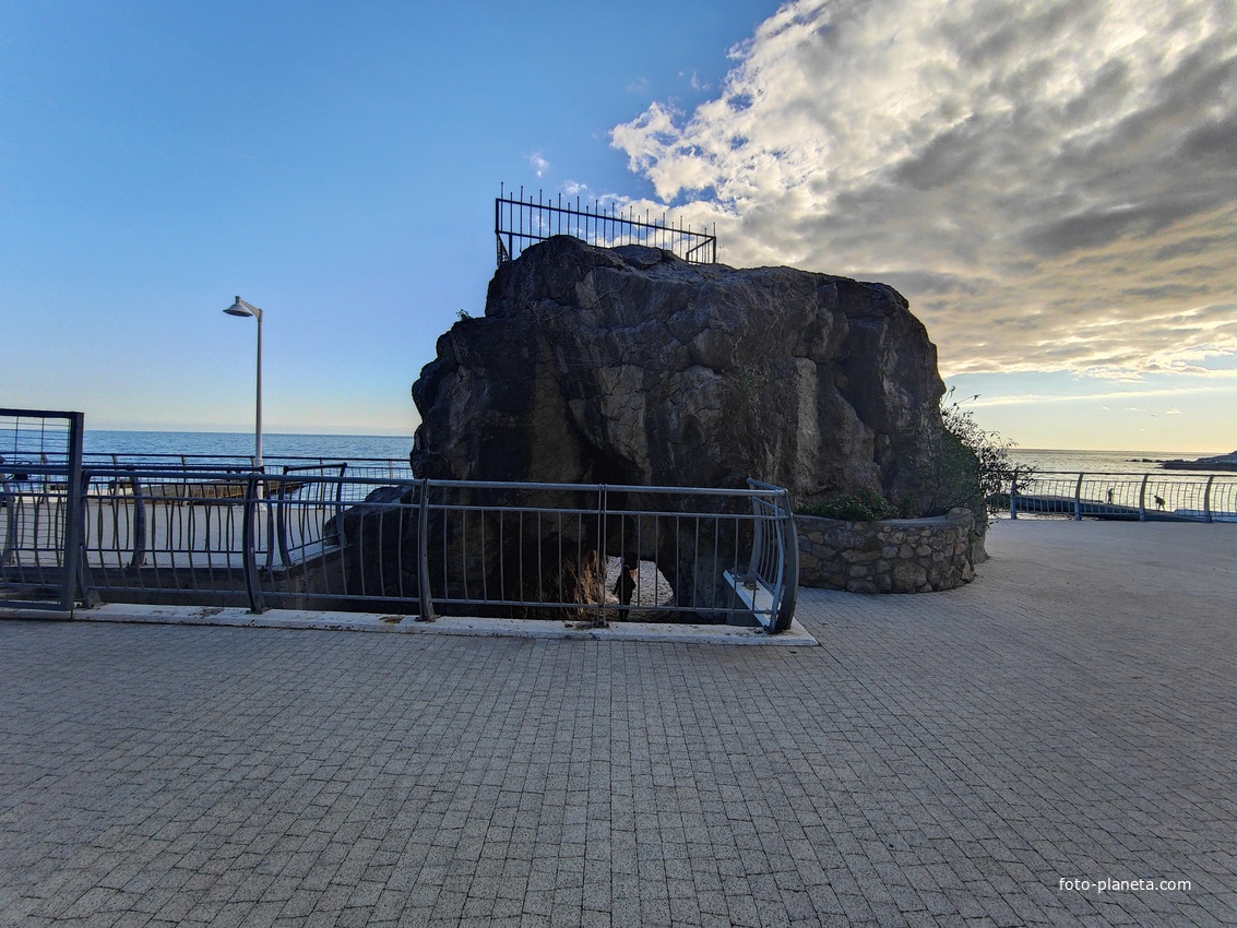 Скала с гротом — изюминка пляжа санатория "Ай-Петри" в Мисхоре. Огромный валун с отверстием, через которое можно попасть внутрь скалы и выйти на пляж. На вершине скалы находится смотровая площадка.
