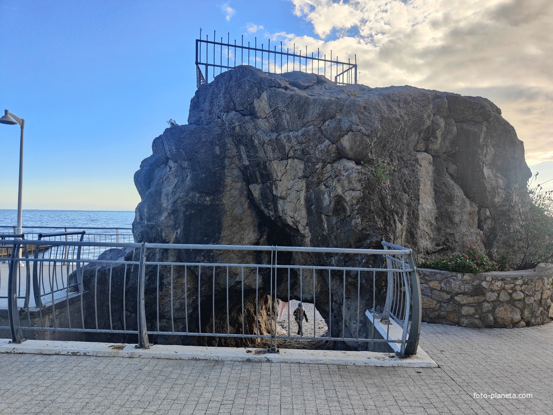 Скала с гротом — изюминка пляжа санатория "Ай-Петри" в Мисхоре. Огромный валун с отверстием, через которое можно попасть внутрь скалы и выйти на пляж. На вершине скалы находится смотровая площадка.