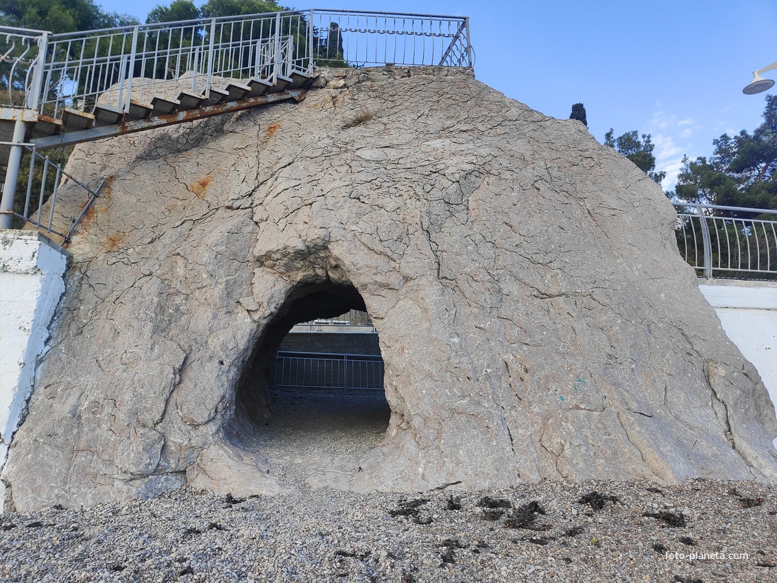 Скала с гротом — изюминка пляжа санатория Ай-Петри в Мисхоре. Огромный валун с отверстием, через которое можно попасть внутрь скалы и выйти на пляж. На вершине скалы находится смотровая площадка.