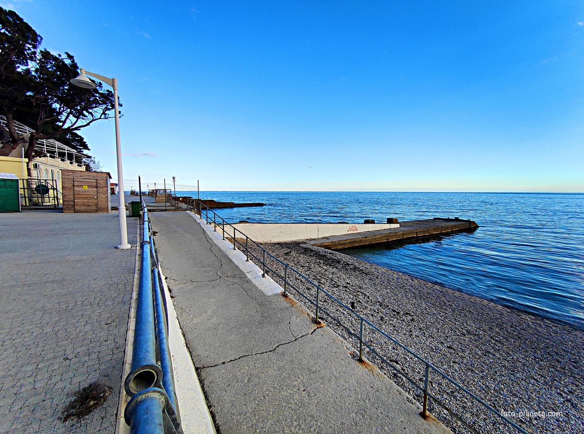 Скала с гротом — изюминка пляжа санатория Ай-Петри в Мисхоре. Огромный валун с отверстием, через которое можно попасть внутрь скалы и выйти на пляж. На вершине скалы находится смотровая площадка.